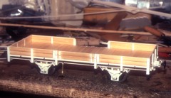 Foto: noch unlackiertes Niederbordwagen–Modell aus Polystyrol und Holz.