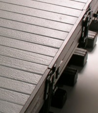Foto: Ausschnitt der Bodenbretter eines Arbeitswagen–Modells.